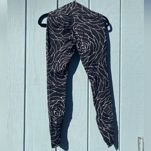 Lululemon rose pattern winder under high rise; size 6